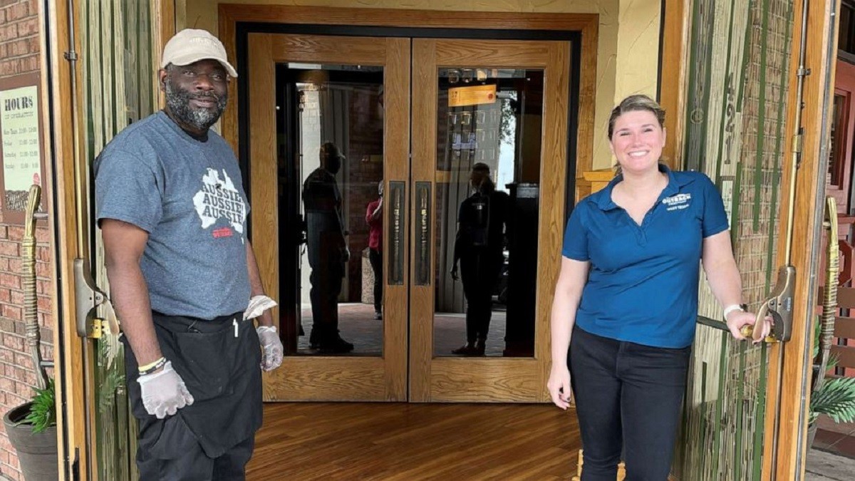 Homeless man outside Outback Steakhouse now works there