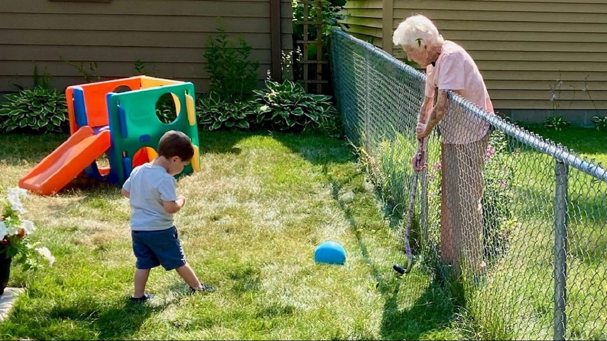Unlikely friendship forms between 2-yr-old and 99-yr-old neighbor