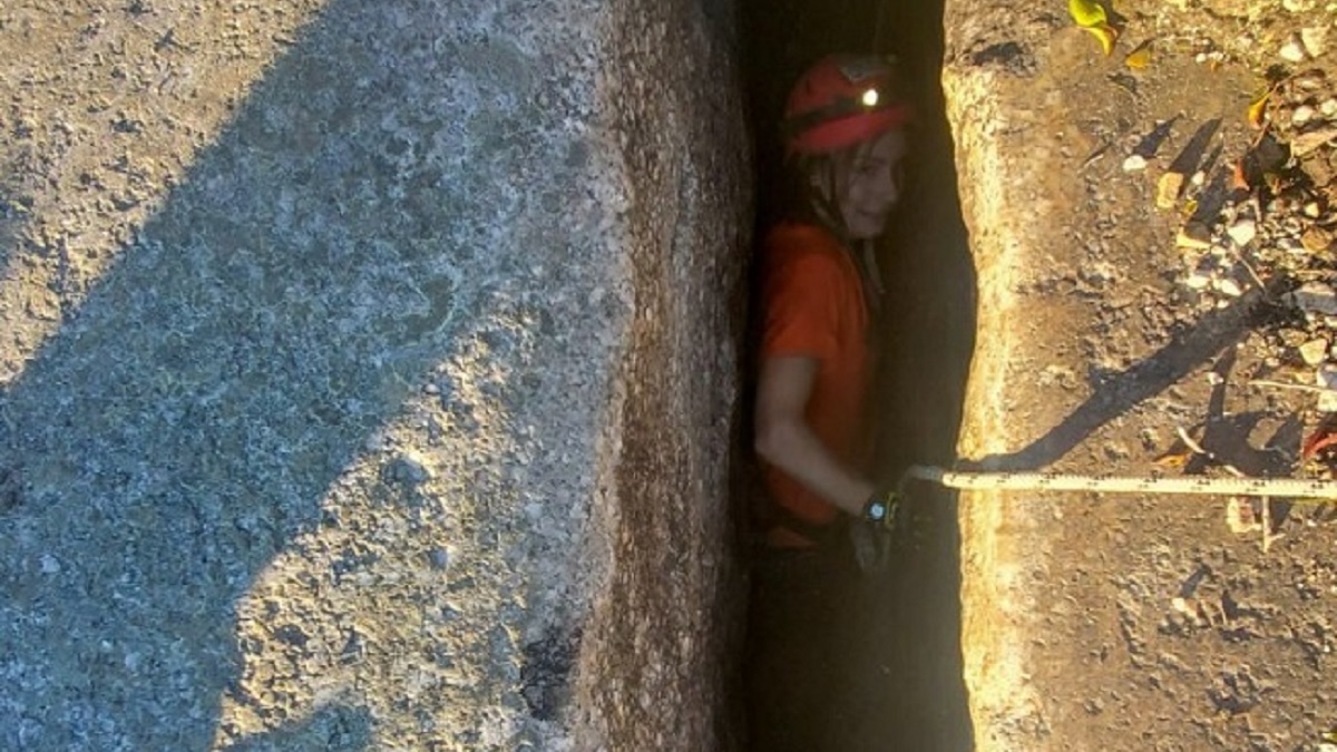 Rescuer Saves Dog Trapped for 5 Days in Deep Narrow Crevice