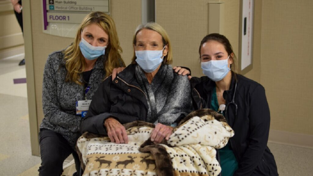 Students Visit Teacher With Cancer at Hospice and Serenade Her