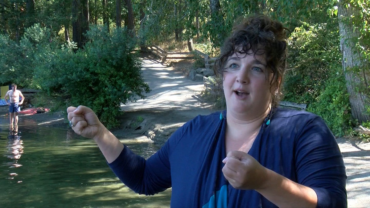 Woman recalls decades-old lifeguard lessons to save drowning family