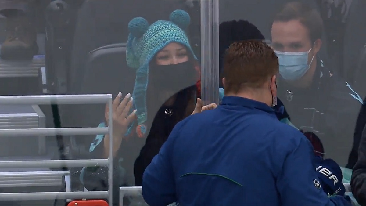Keen-Eyed Hockey Fan Makes Observation that Saves Stranger's Life