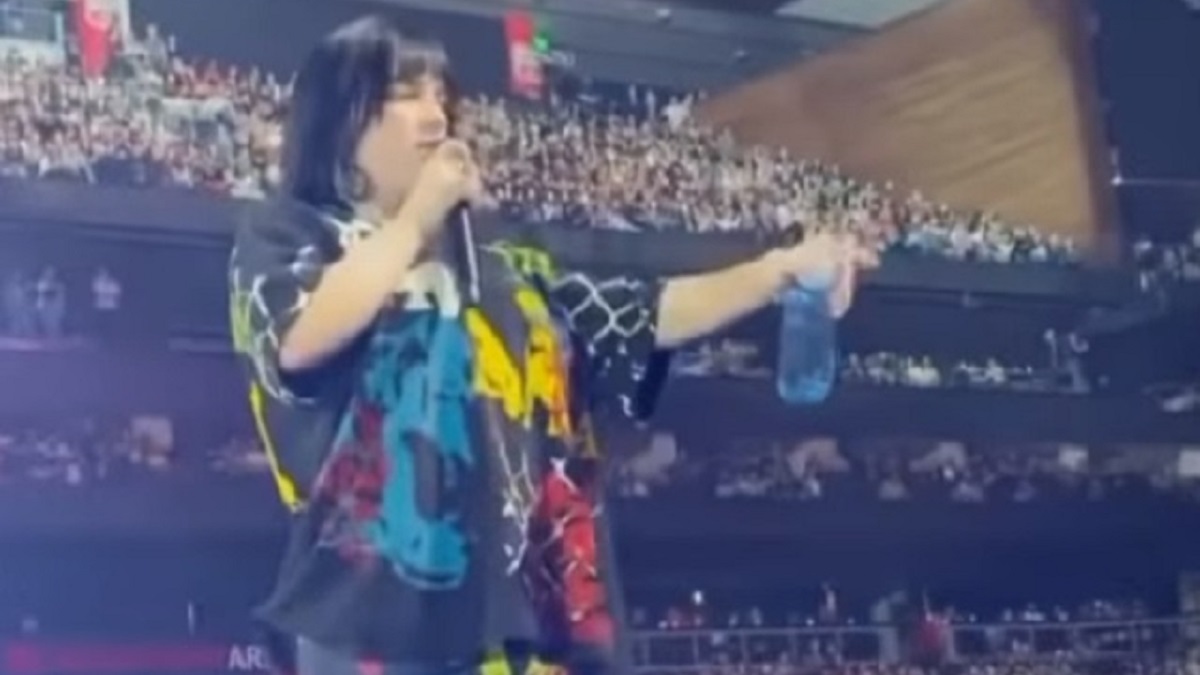 Billie Eilish stops concert for fan who needs inhaler